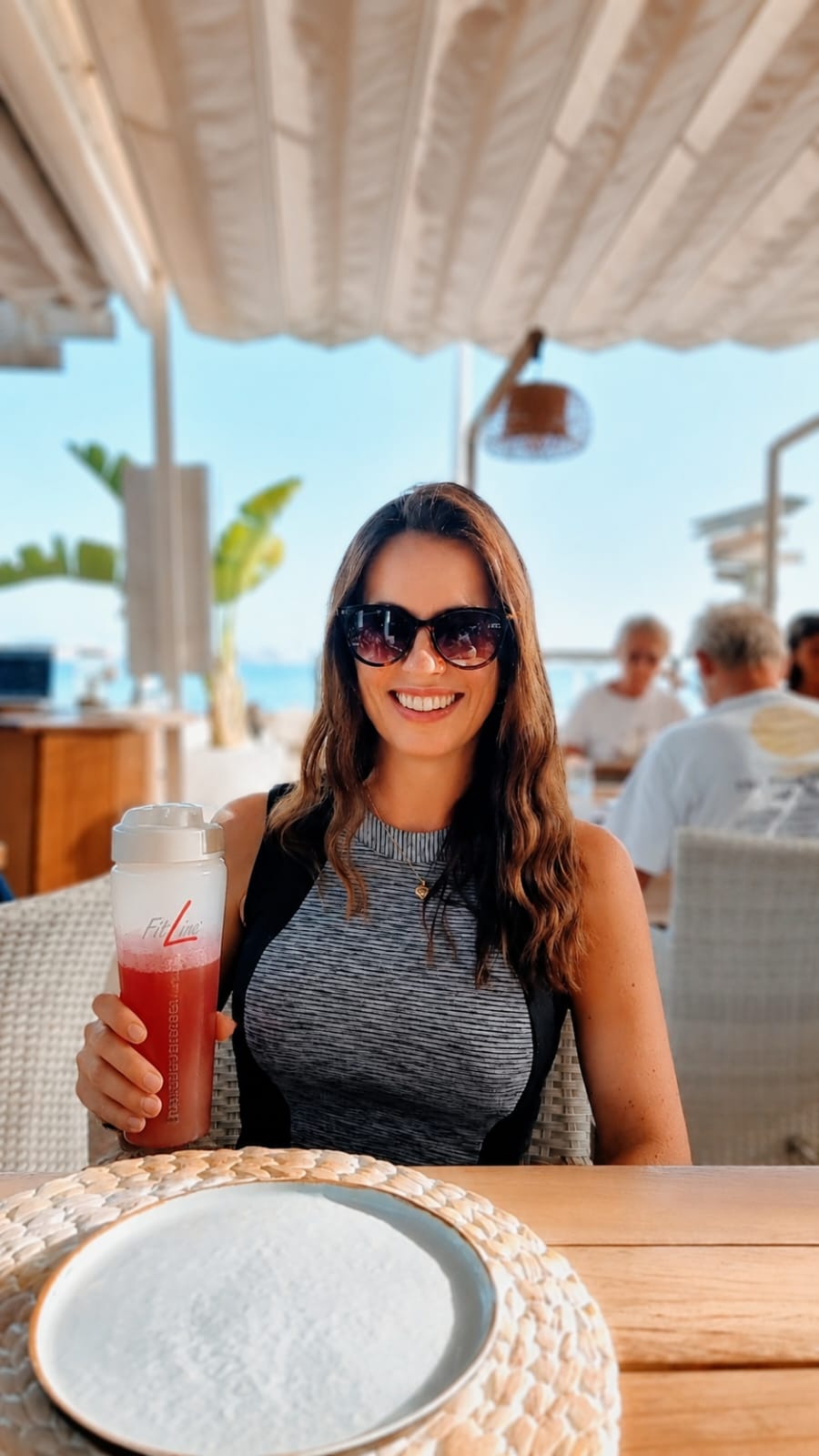 Sarah Will mit FitLine PowerCocktail am Meer
