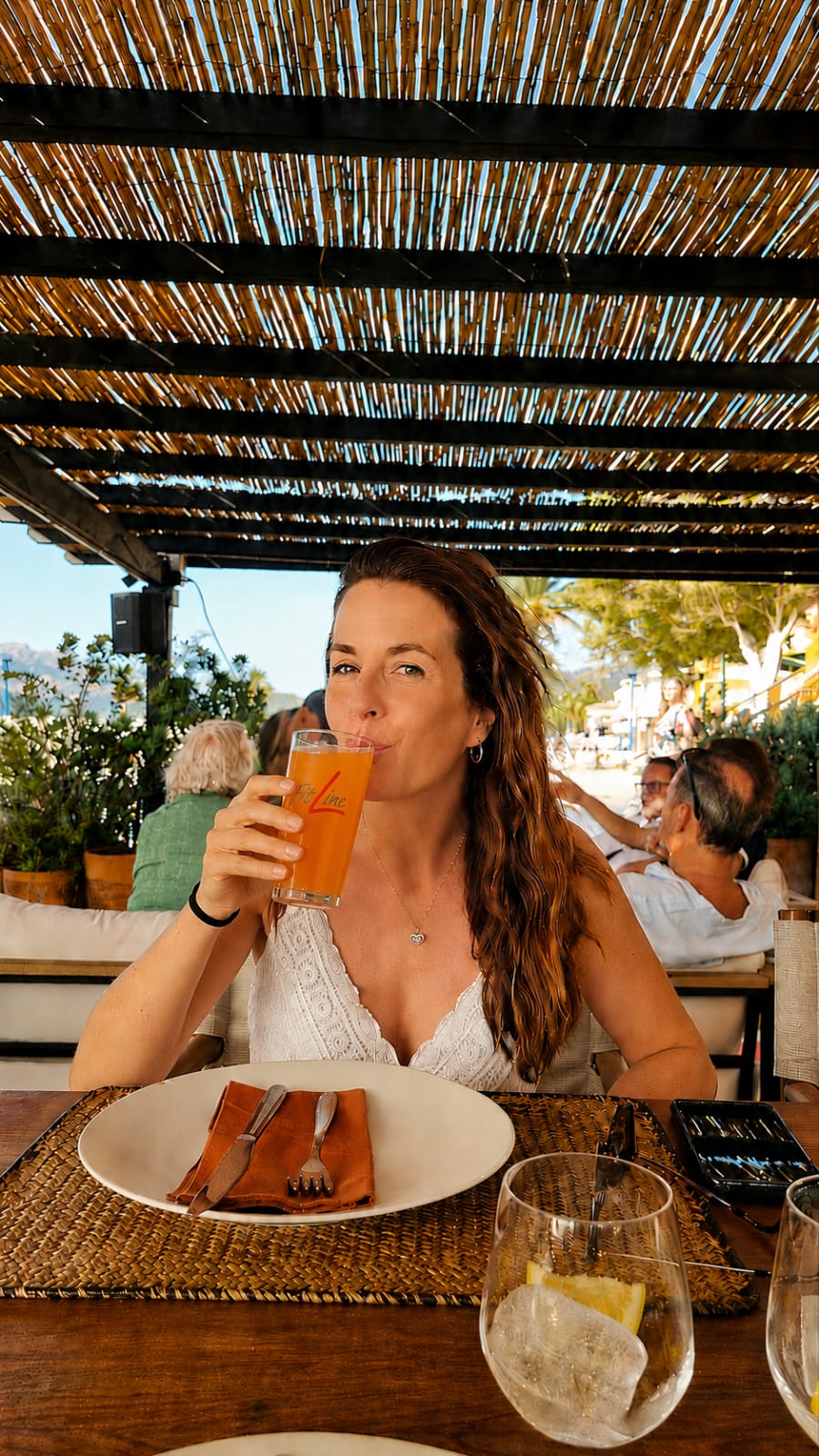 Sarah genießt ihren FitLine PowerCocktail
